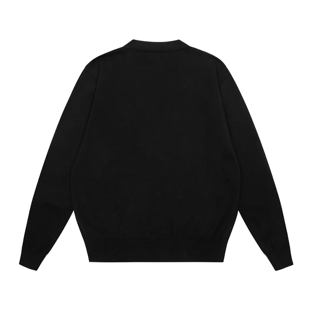 P250 Top quality" Style number: DS813# (not off the shelves all year round) [Ralph Lauren V-neck solid color pony embroidered logo jersey basic cardigan] ✅Ralph Lauren Ralph Lauren classic basic versatile knitted cardigan jacket for men and women couples ✅Main supplier platform live broadcast Wholesale entity Replenish when out of stock Not off the shelf ✅ZP quality 1:1 version Scan the code to enter the GF website Counter quality ✅Detailed quality is the only one in Guangzhou Imported quality cotton yarn, focusing on high-end, cost-effective, good quality needless to say. ✅Restore the original version. The maximum size can be worn up to 180 pounds. Loose, comfortable and stress-free. ✅The upper body is simple and easy to match. A must-have item for ootd. Good-looking clothes are never picky. A must-have for couples of the same style. Size: S-XL. Color: black, off-white, gray, navy.